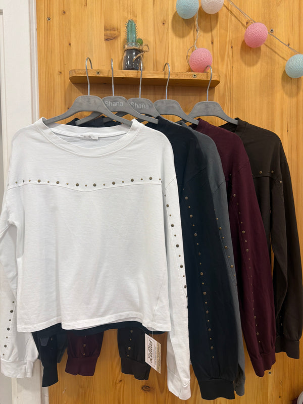 Camiseta tachas puño