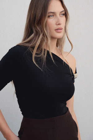 Top asimetrico negro